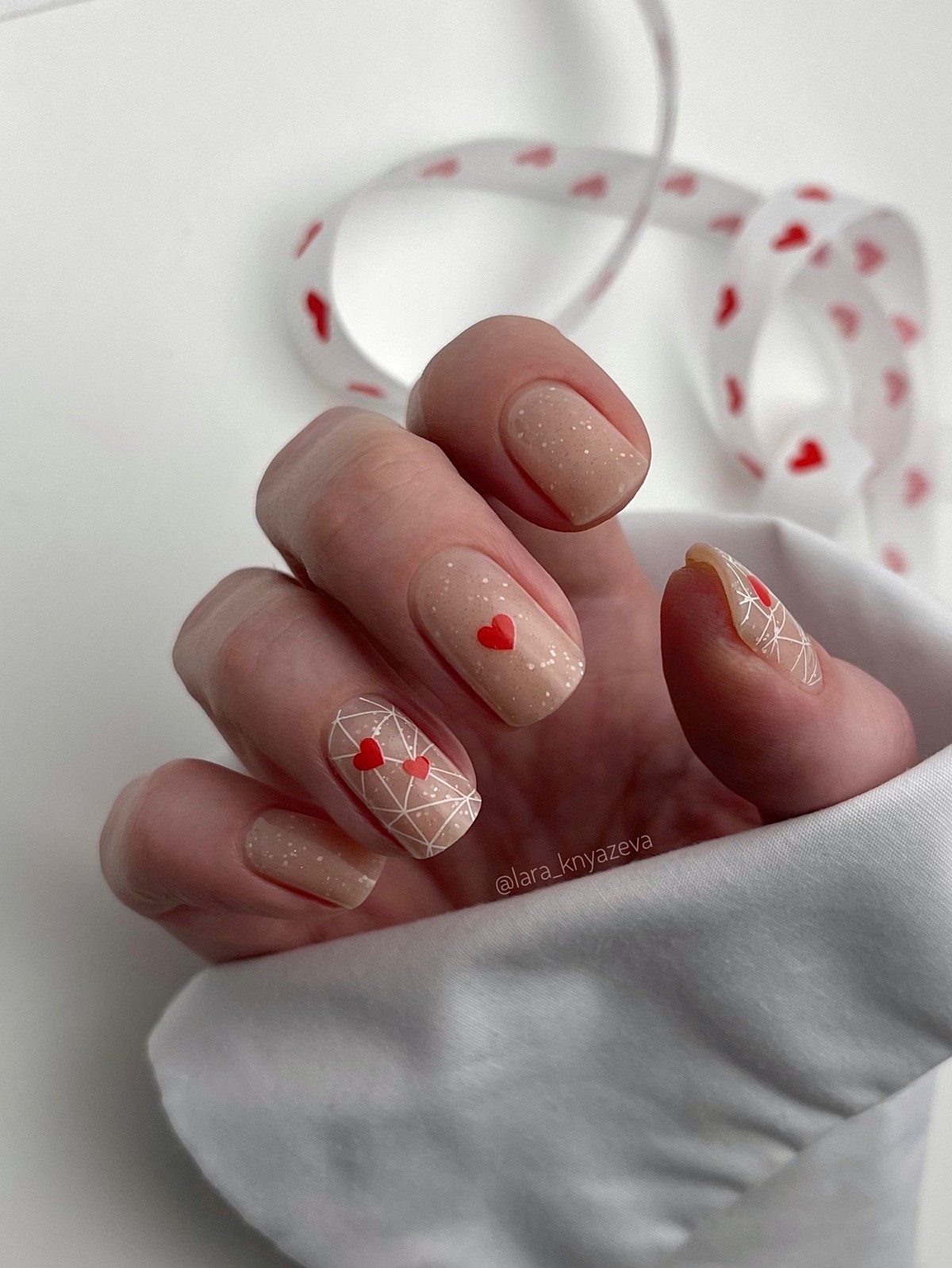 Маникюр с сердечками в феврале 2026: тренды для романтиков