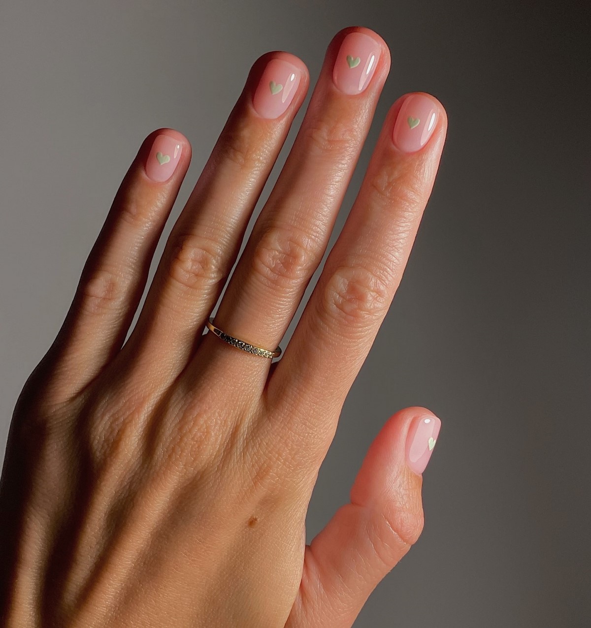 Маникюр с сердечками в феврале 2026: тренды для романтиков