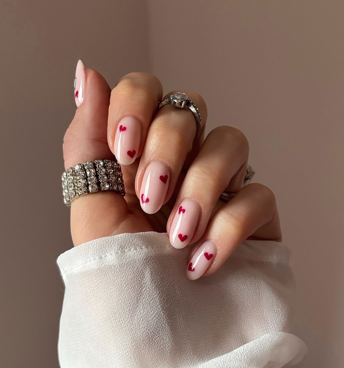 Маникюр с сердечками в феврале 2026: тренды для романтиков
