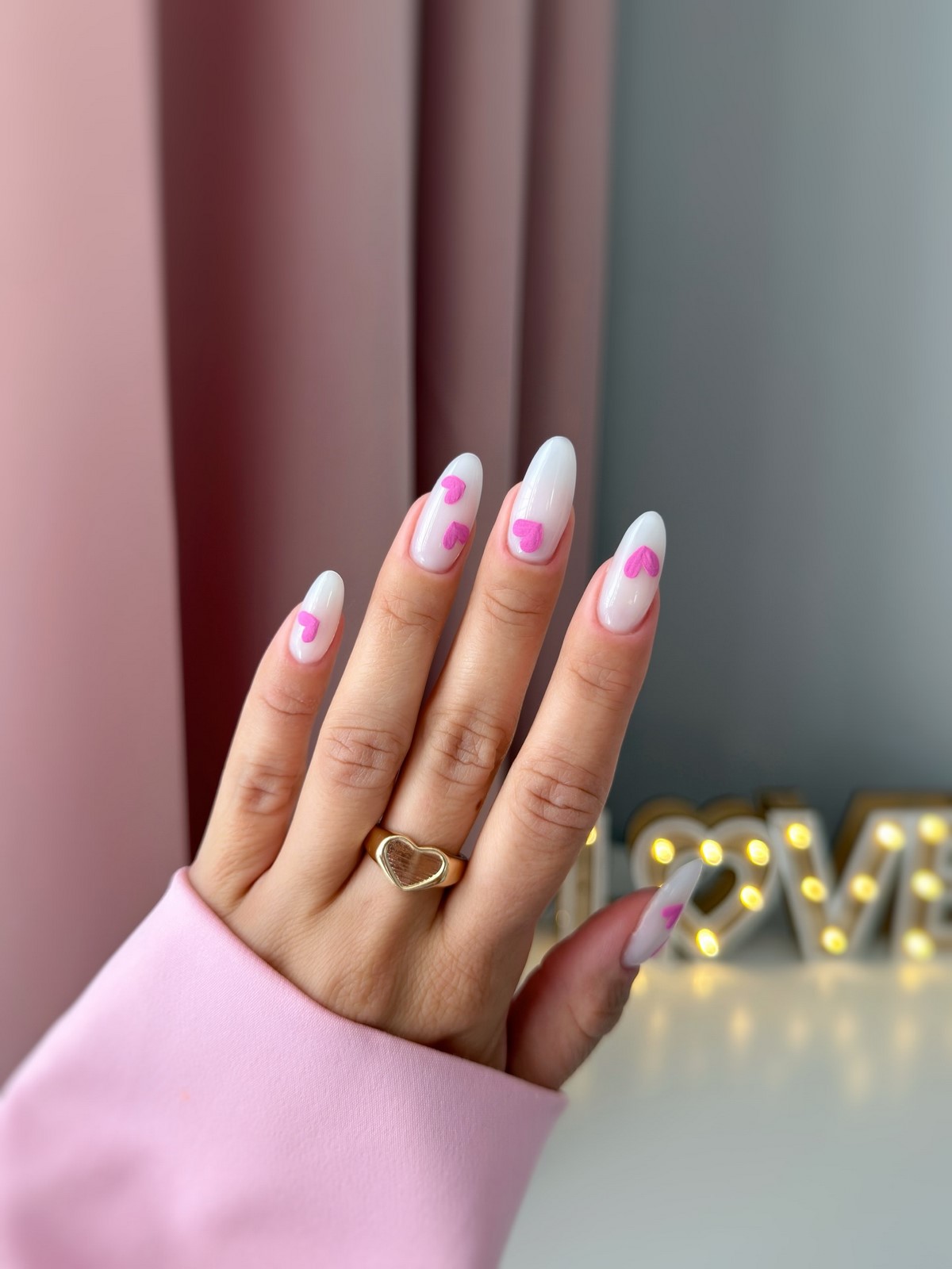 Маникюр с сердечками в феврале 2026: тренды для романтиков