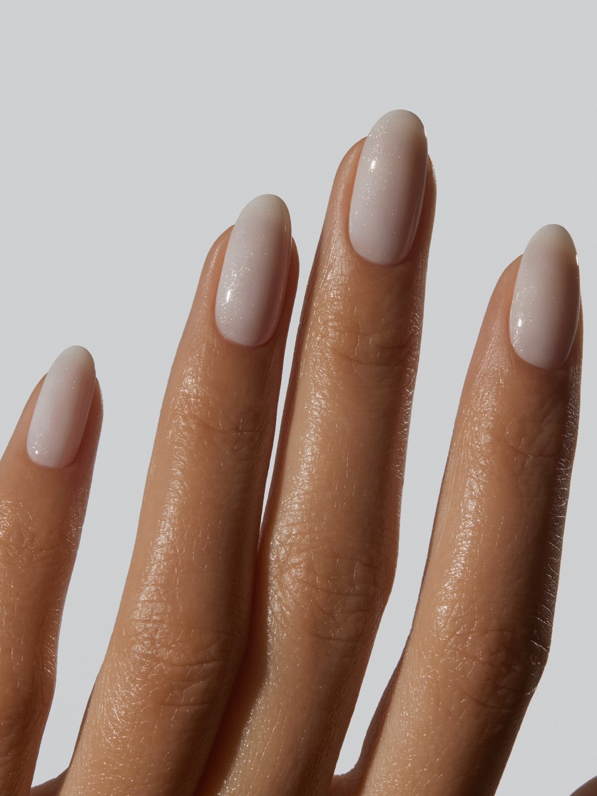 Нежный маникюр в феврале 2026: эстетика легкости и тепла