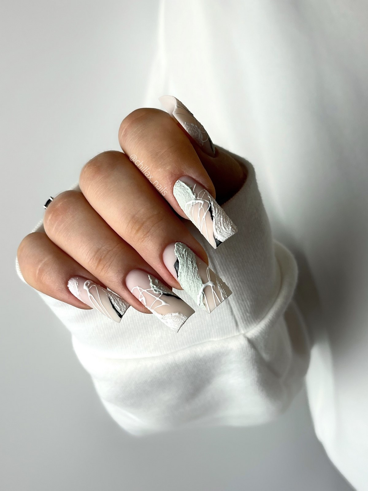 Нежный маникюр в феврале 2026: эстетика легкости и тепла