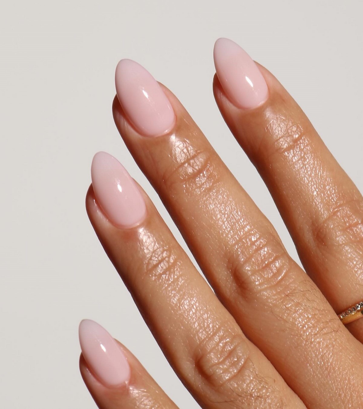 Нежный маникюр в феврале 2026: эстетика легкости и тепла
