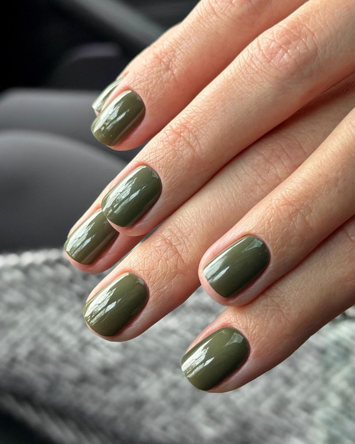 Почему темные короткие ногти выглядят особенно дорого в 2026 году