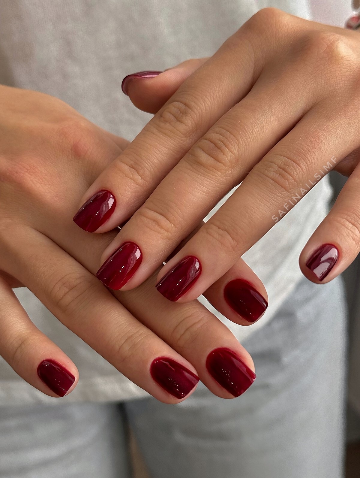 Почему темные короткие ногти выглядят особенно дорого в 2026 году