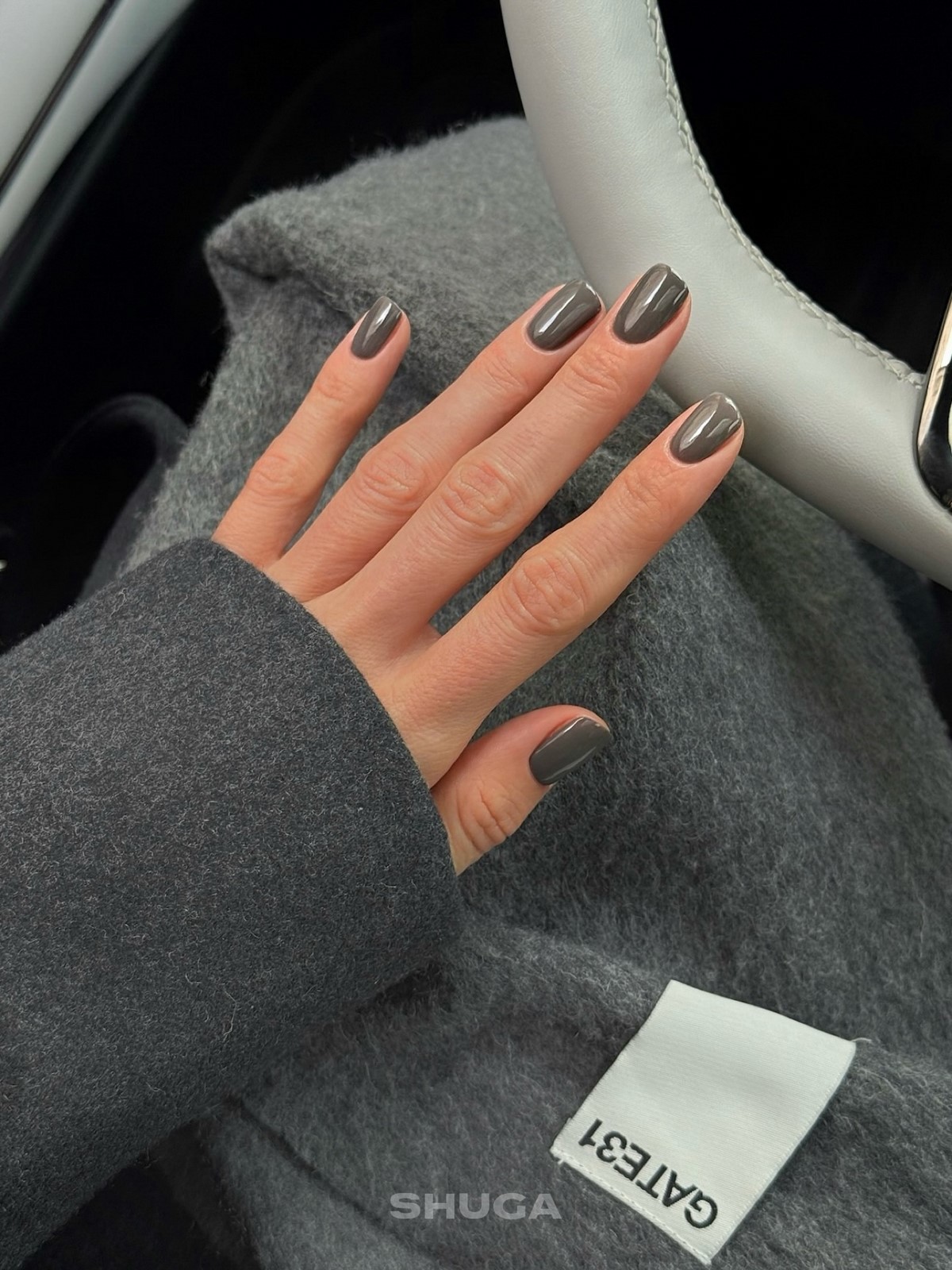 Почему темные короткие ногти выглядят особенно дорого в 2026 году