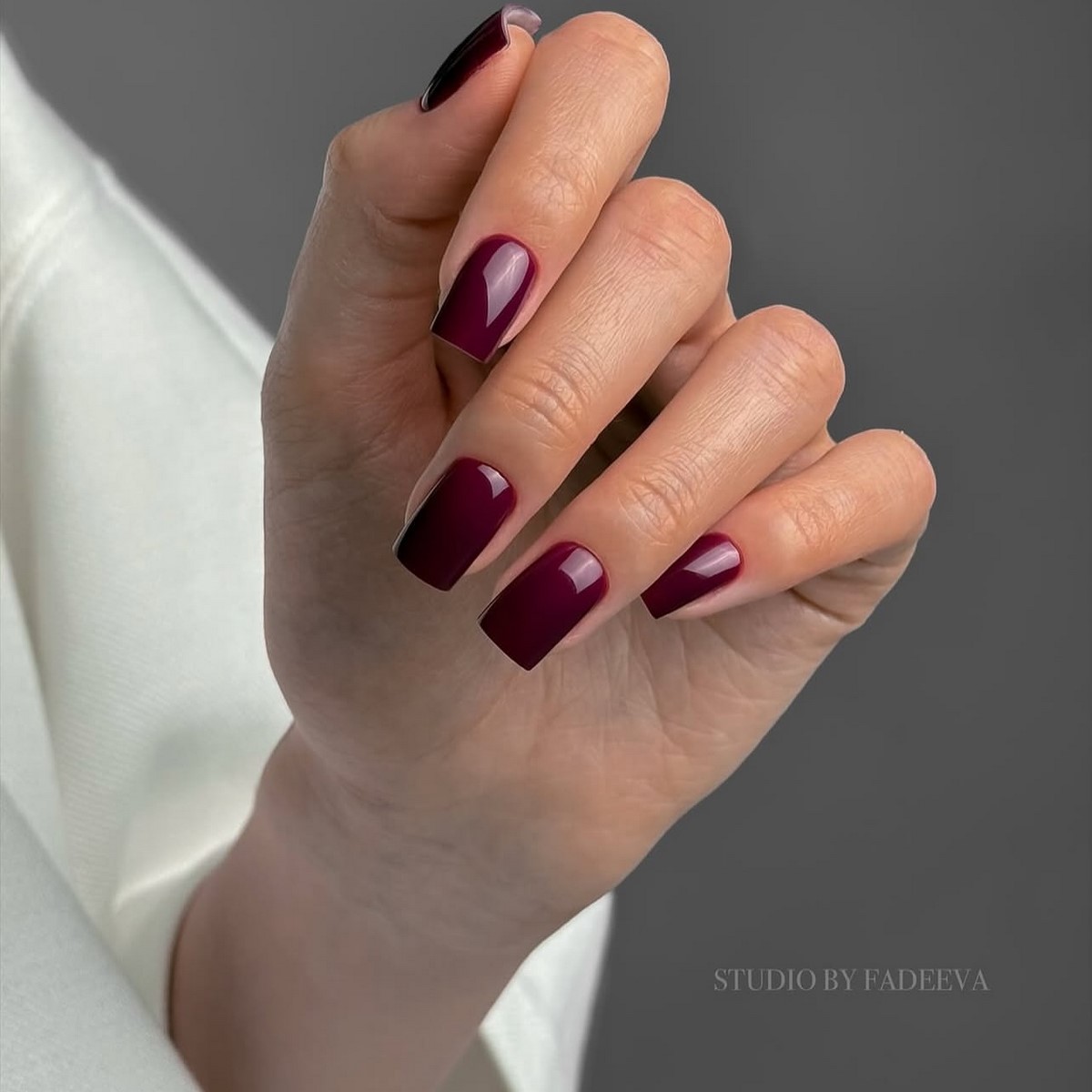 Почему темные короткие ногти выглядят особенно дорого в 2026 году