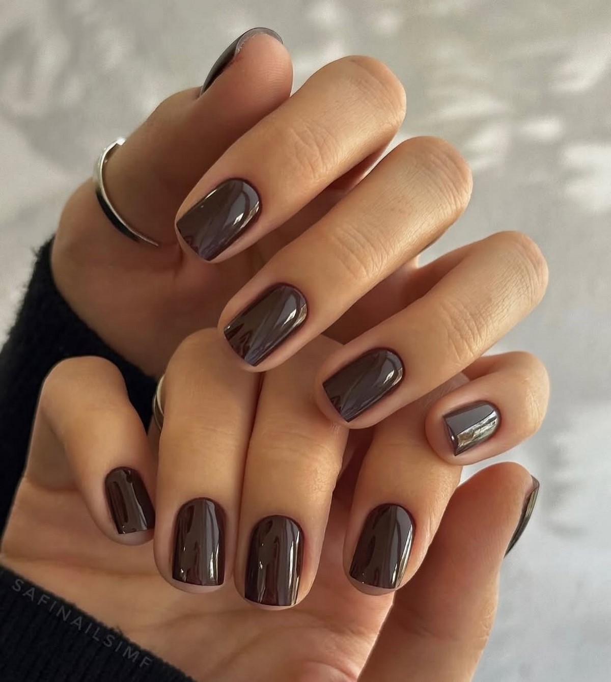 Почему темные короткие ногти выглядят особенно дорого в 2026 году