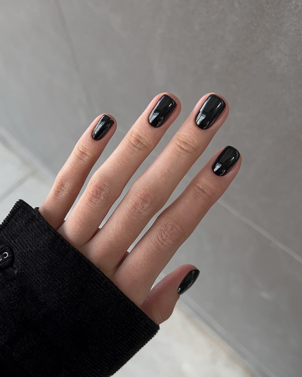 Почему темные короткие ногти выглядят особенно дорого в 2026 году