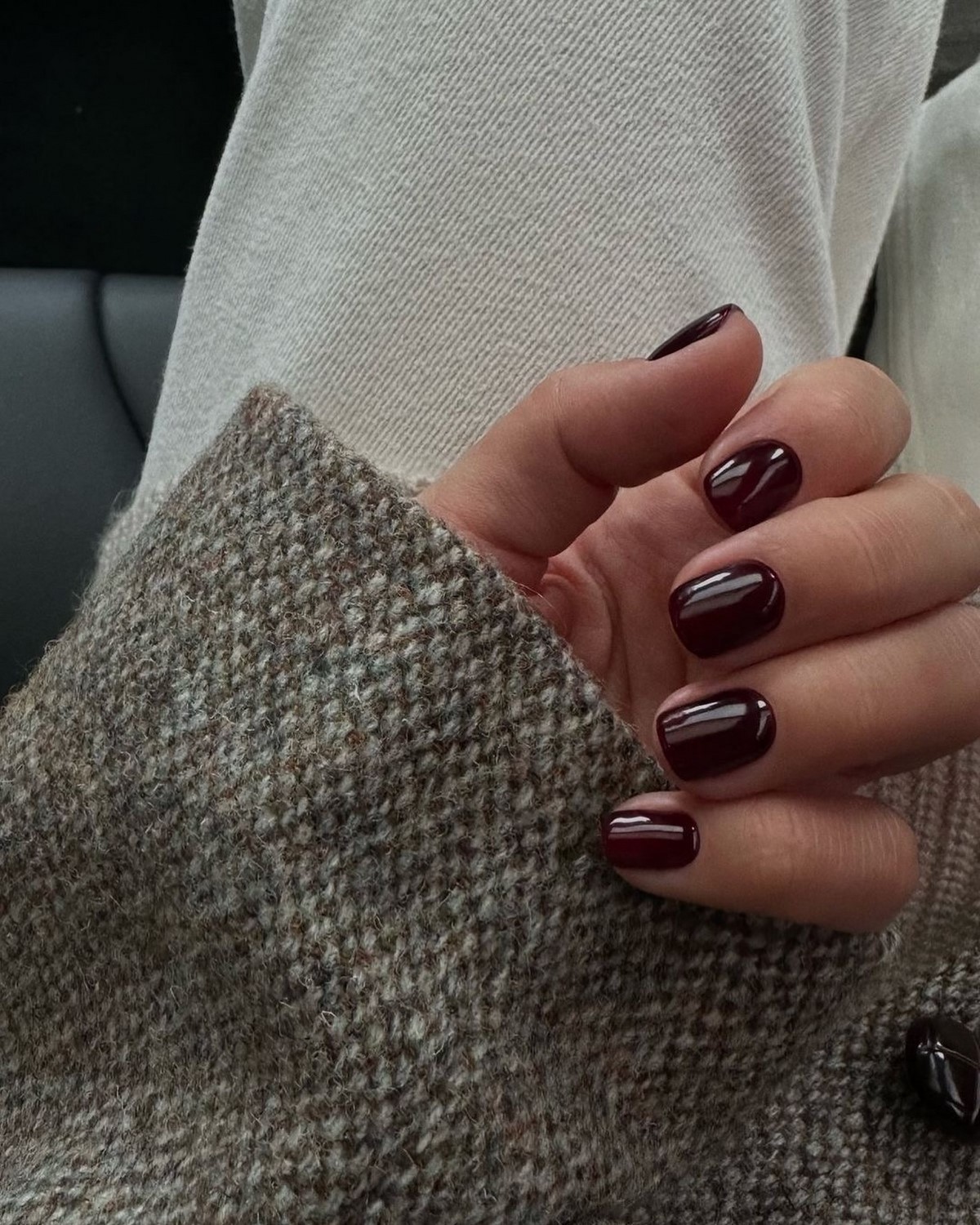 Почему темные короткие ногти выглядят особенно дорого в 2026 году