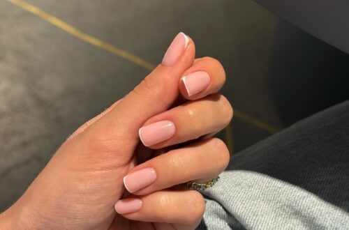 Универсальный маникюр, который не подводит 9 Микрофренч маникюр на короткие ногти в белом цвете
