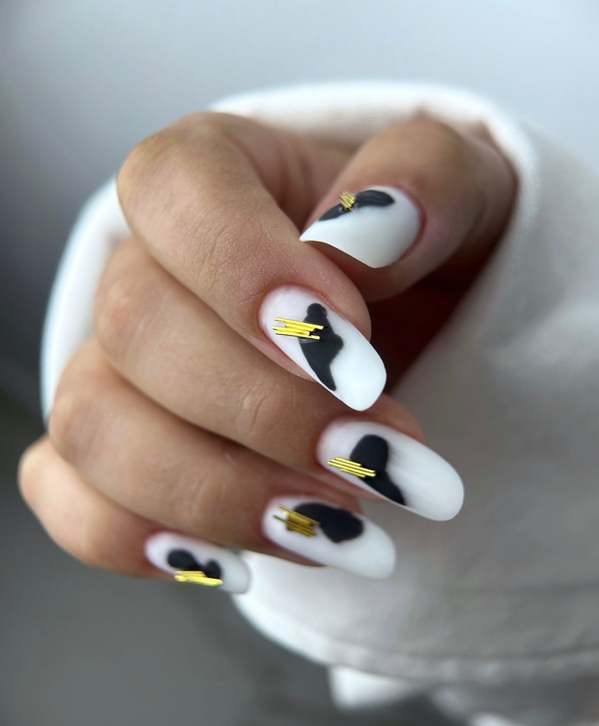 Зимний маникюр с металлическим декором: шик сезона