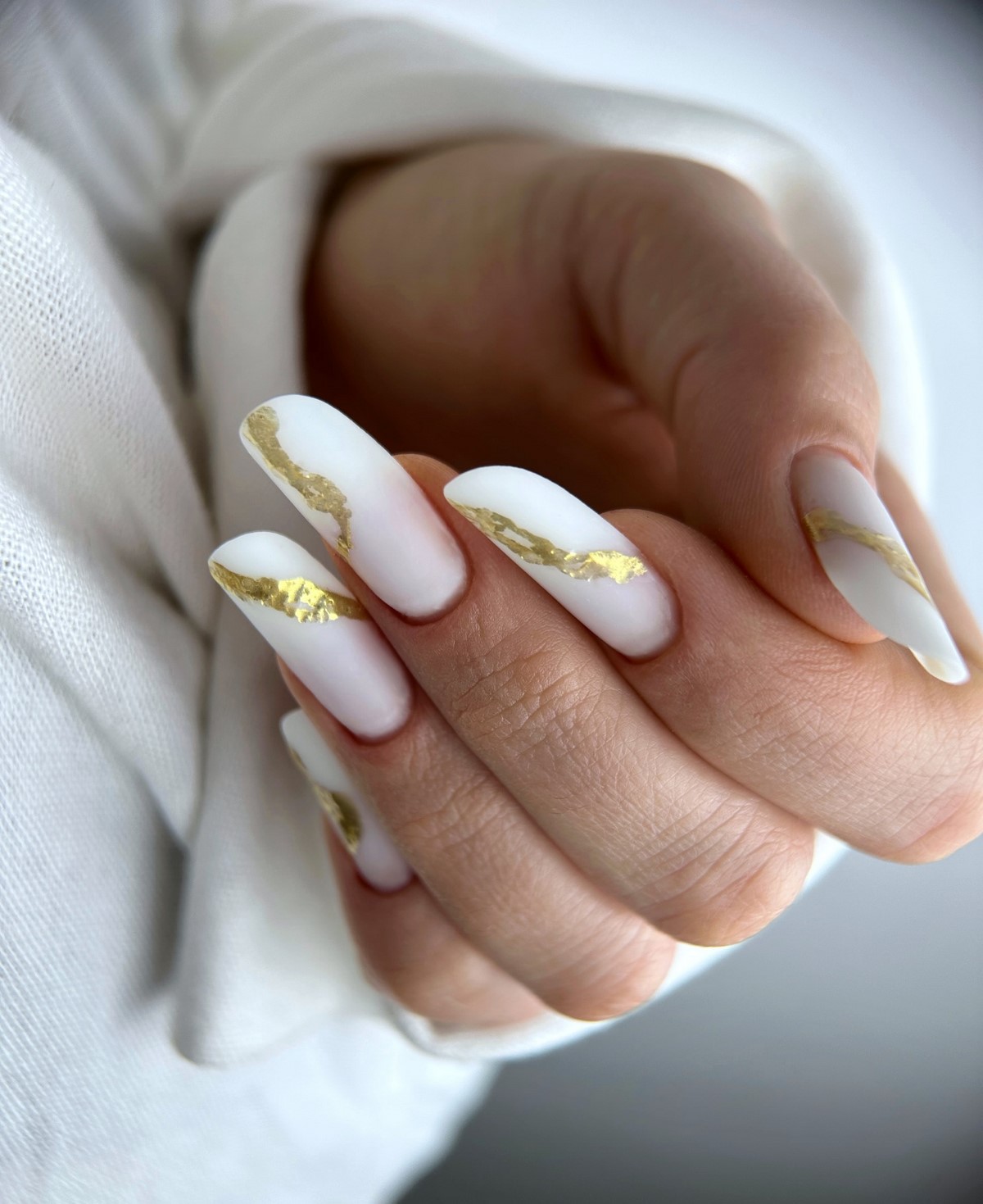 Зимний маникюр с металлическим декором: шик сезона