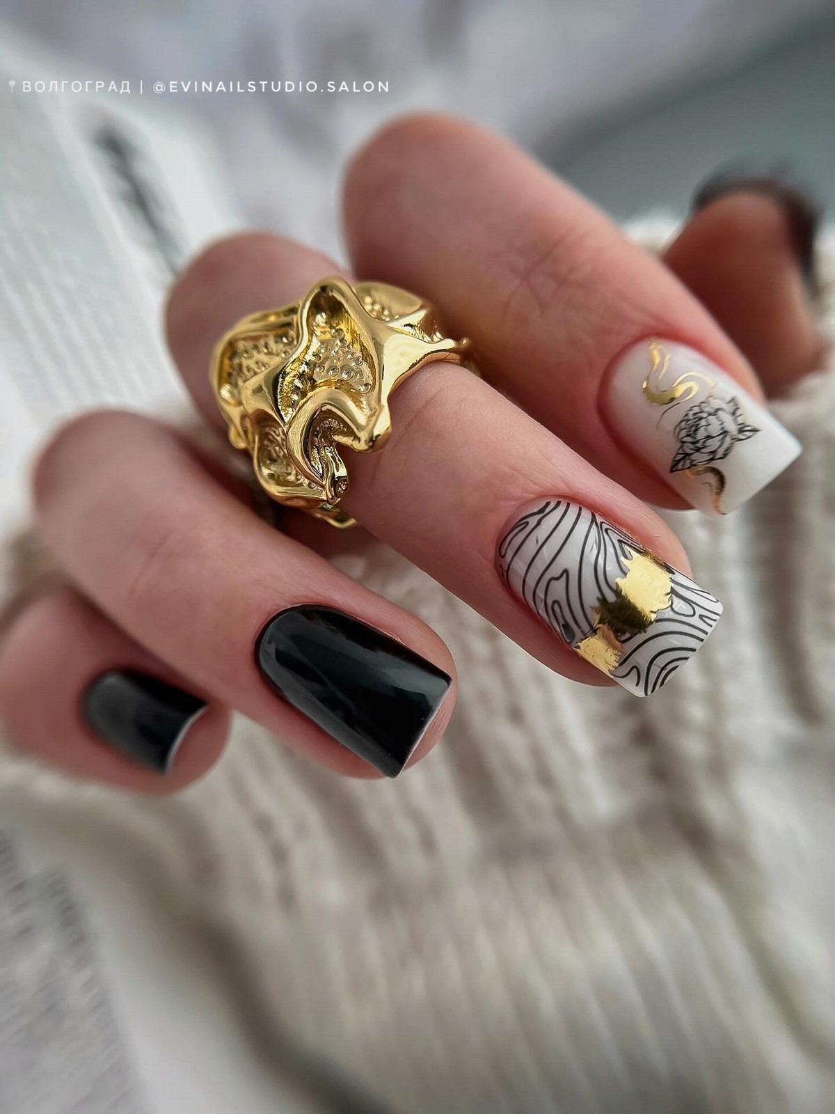 Зимний маникюр с металлическим декором: шик сезона