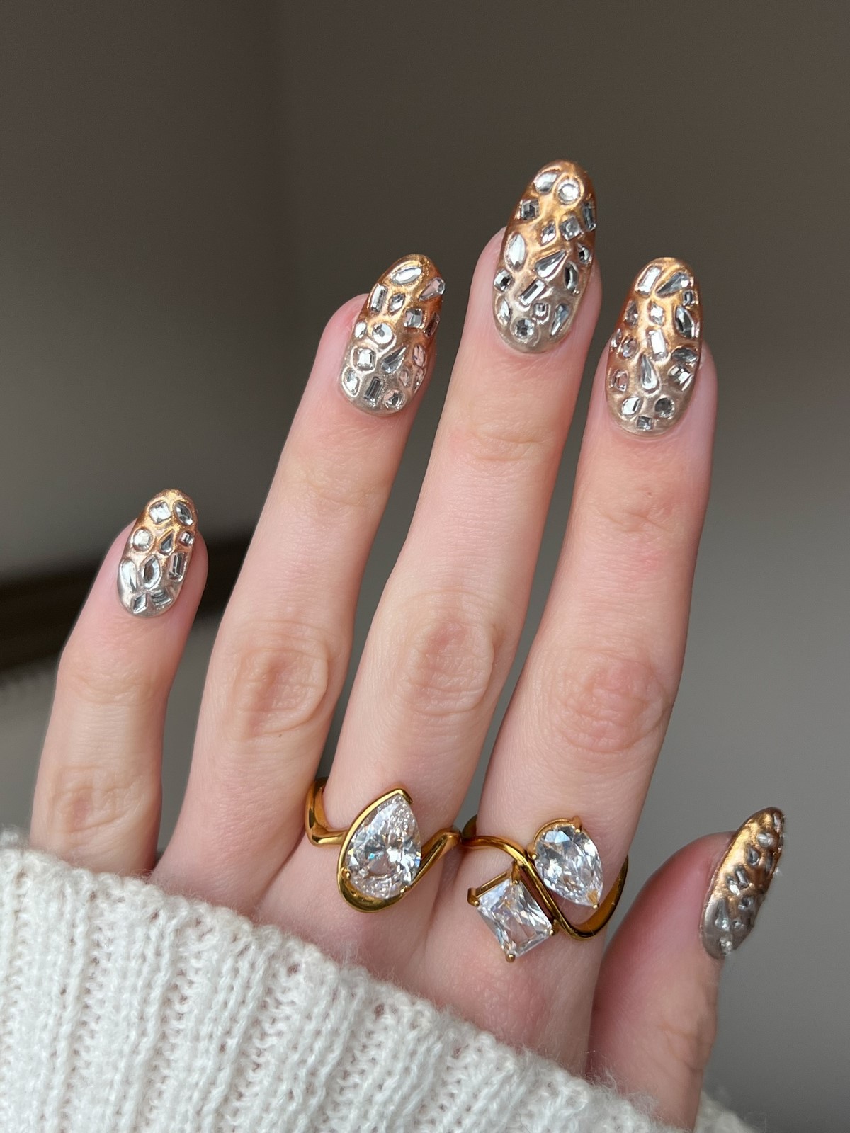 Зимний маникюр с металлическим декором: шик сезона