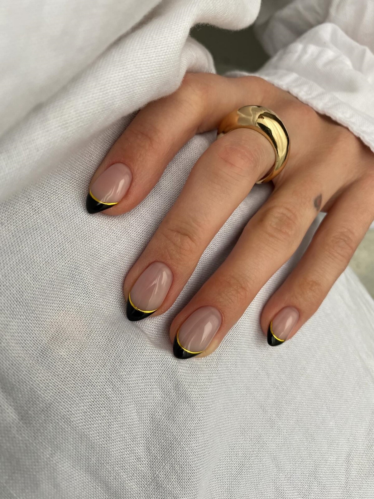 Зимний маникюр с металлическим декором: шик сезона