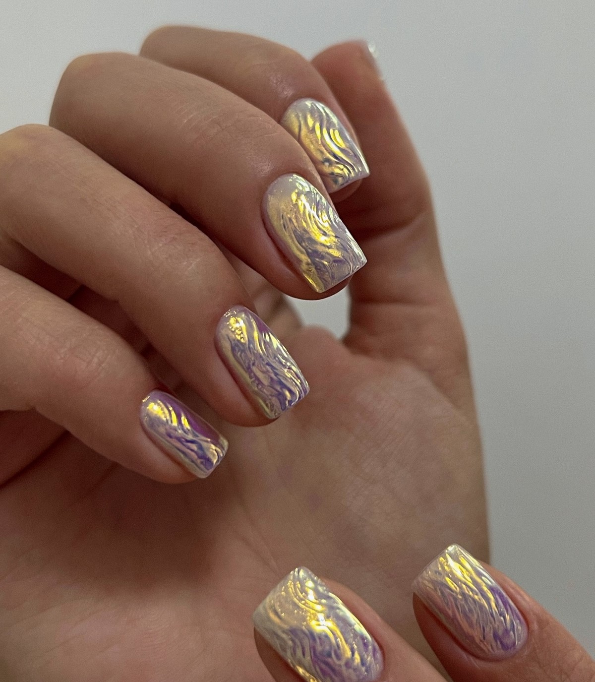 Зимний маникюр с металлическим декором: шик сезона