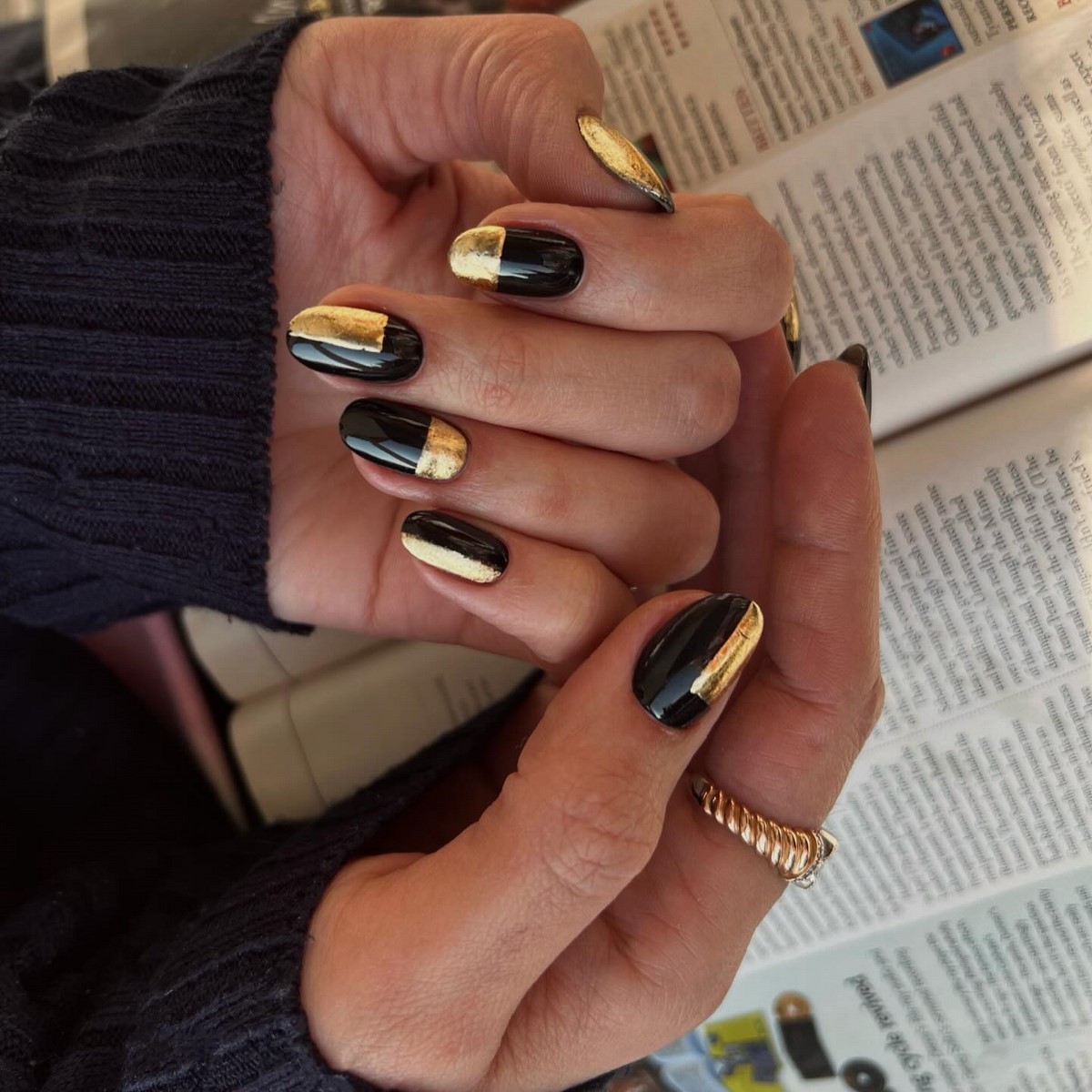 Зимний маникюр с металлическим декором: шик сезона