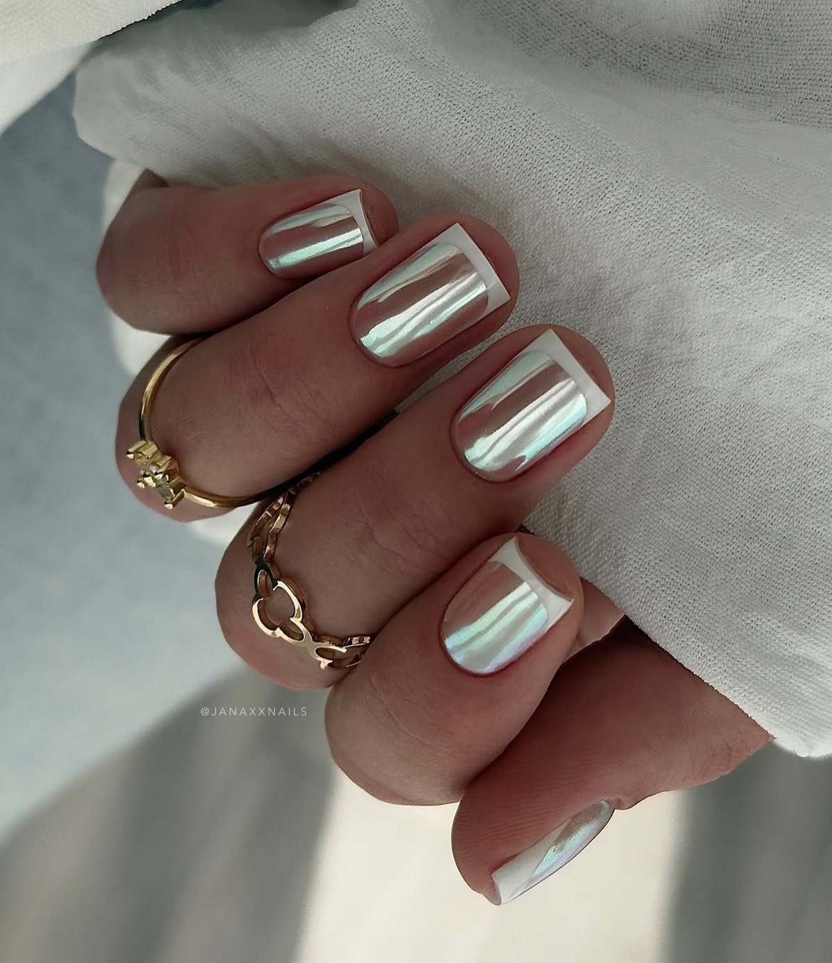 Зимний маникюр с металлическим декором: шик сезона