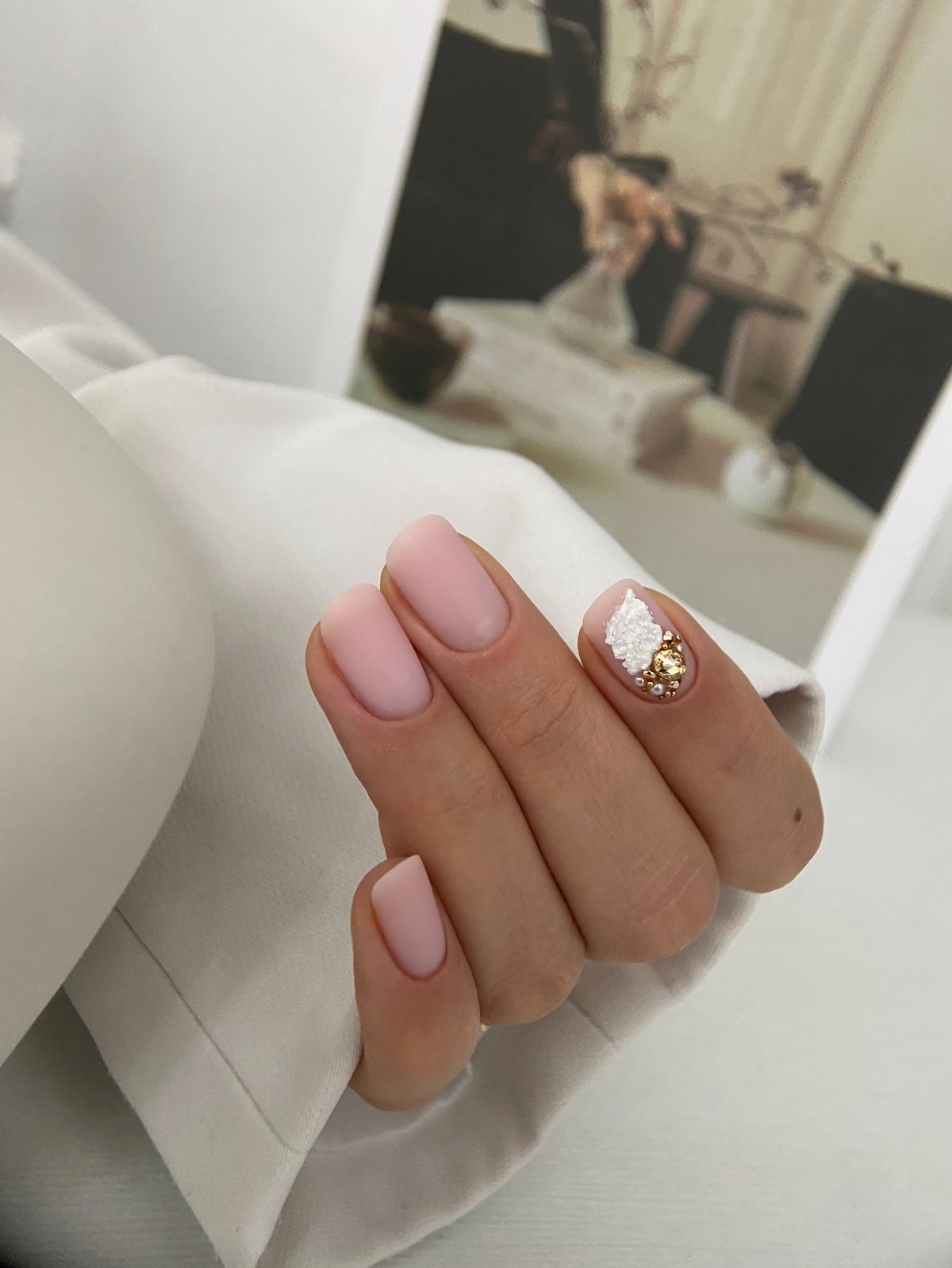 Зимний маникюр с металлическим декором: шик сезона