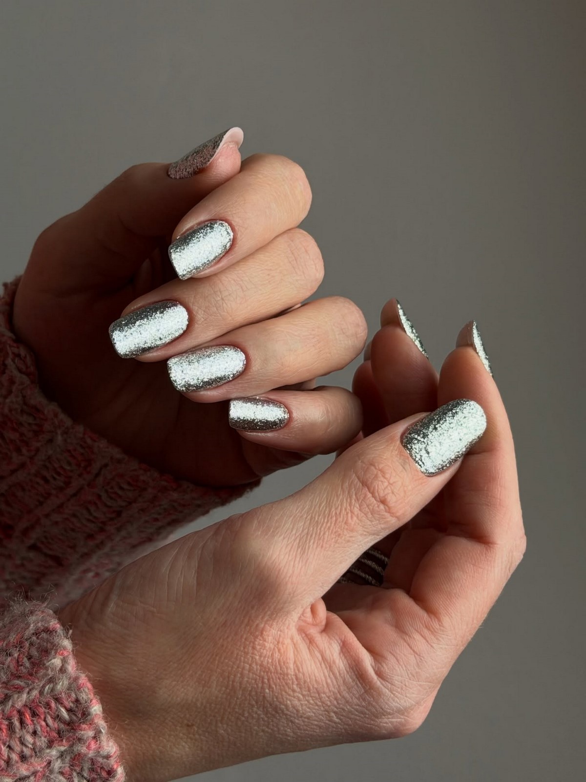Зимний маникюр с металлическим декором: шик сезона