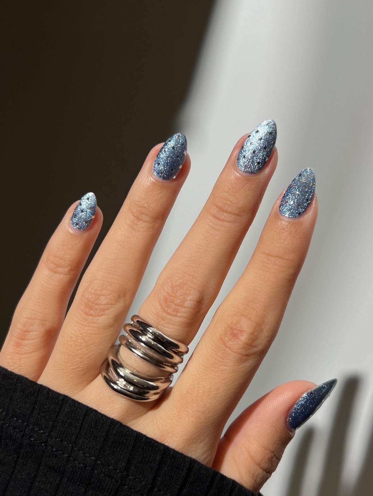 Зимний маникюр в горох на февраль 2026 года