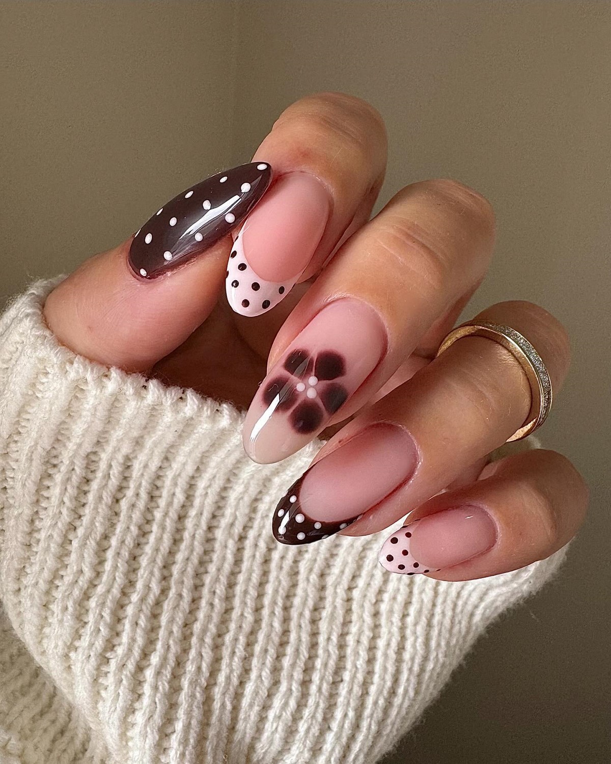 Зимний маникюр в горох на февраль 2026 года