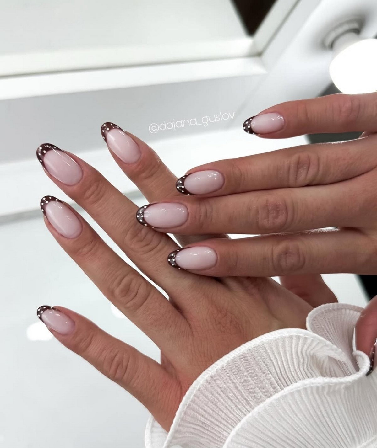 Зимний маникюр в горох на февраль 2026 года