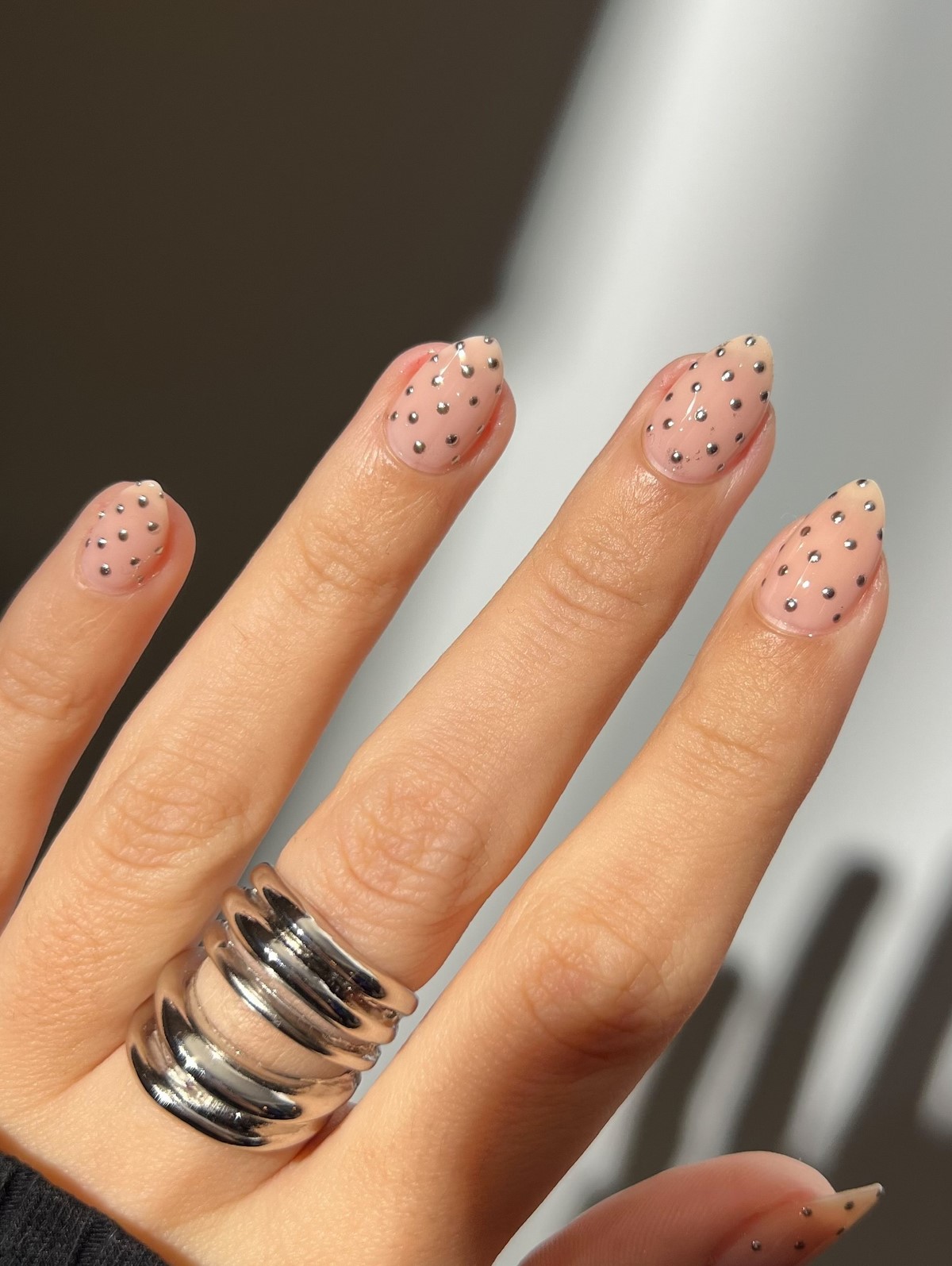 Зимний маникюр в горох на февраль 2026 года