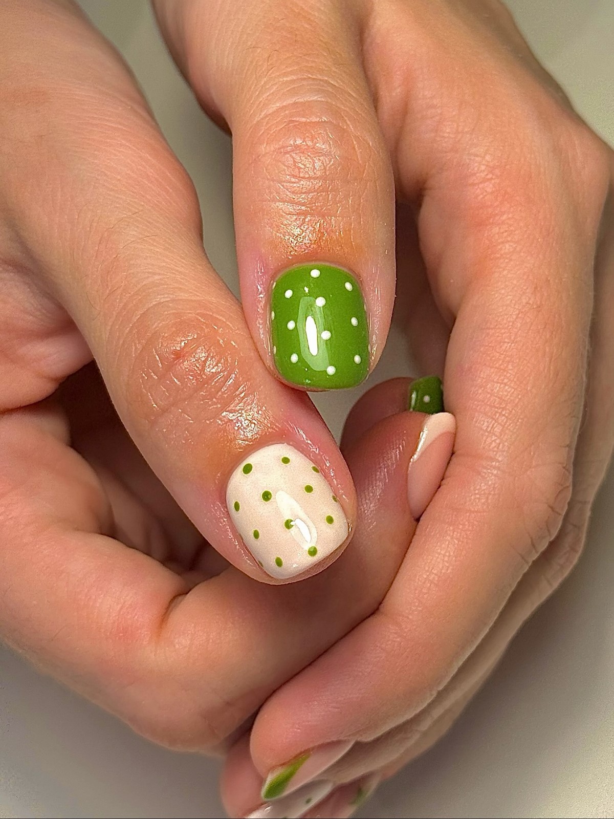 Зимний маникюр в горох на февраль 2026 года