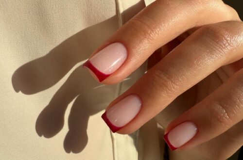 Красный френч-маникюр на квадратные ногти