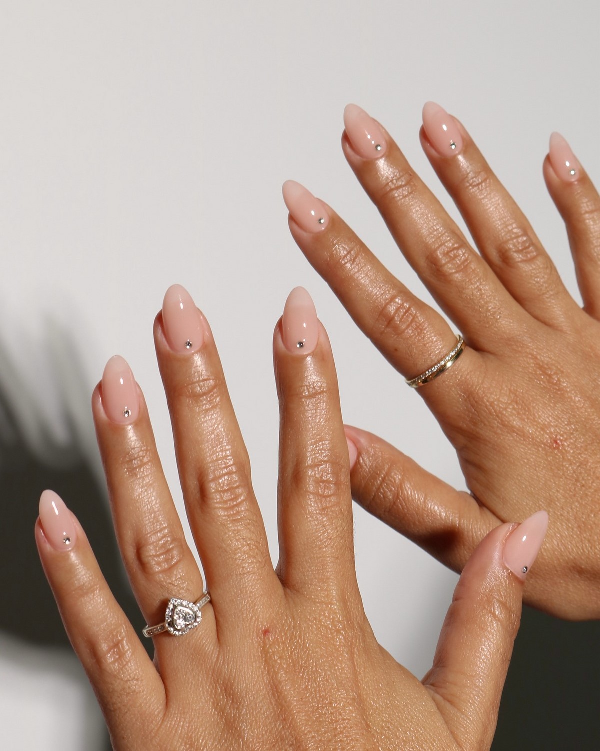 Деликатный маникюр: легкие дизайны без перегруза образа