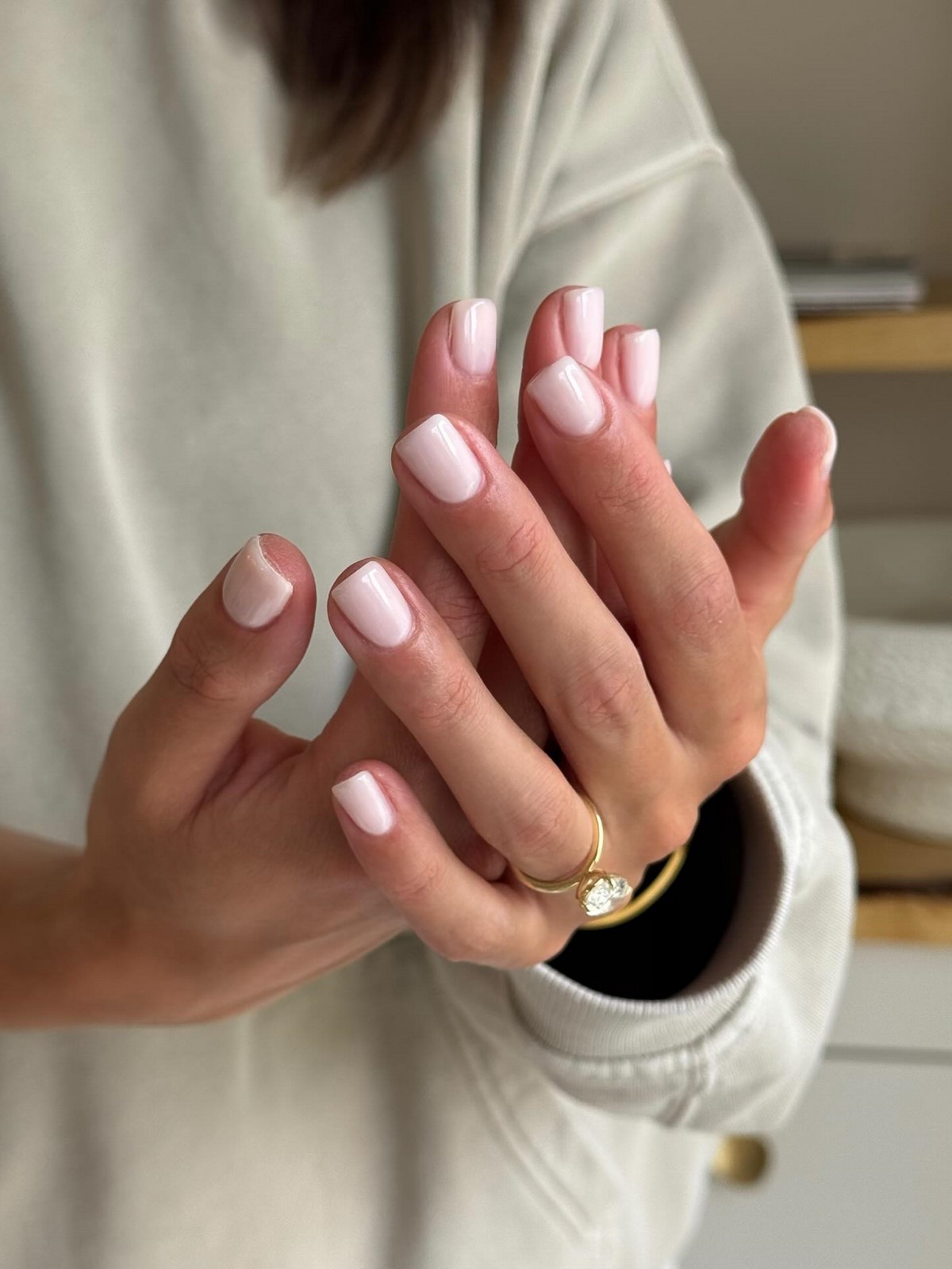 Деликатный маникюр: легкие дизайны без перегруза образа