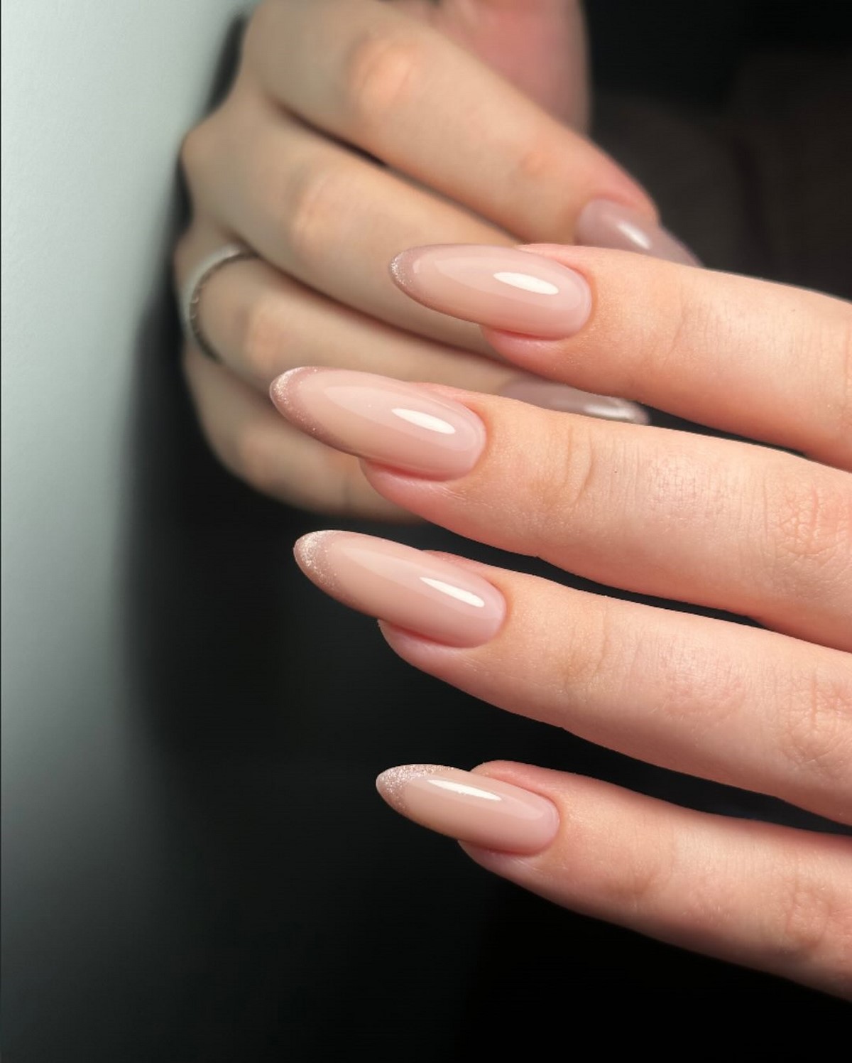 Деликатный маникюр: легкие дизайны без перегруза образа