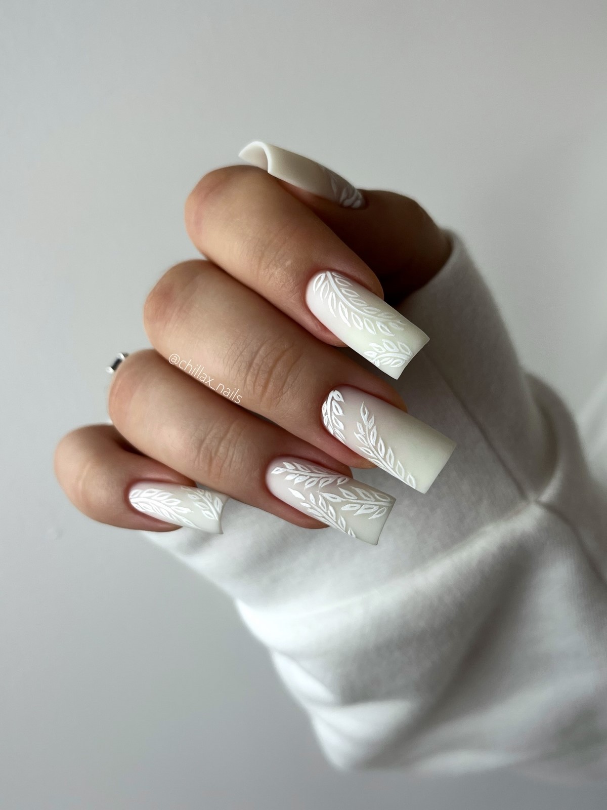 Деликатный маникюр: легкие дизайны без перегруза образа