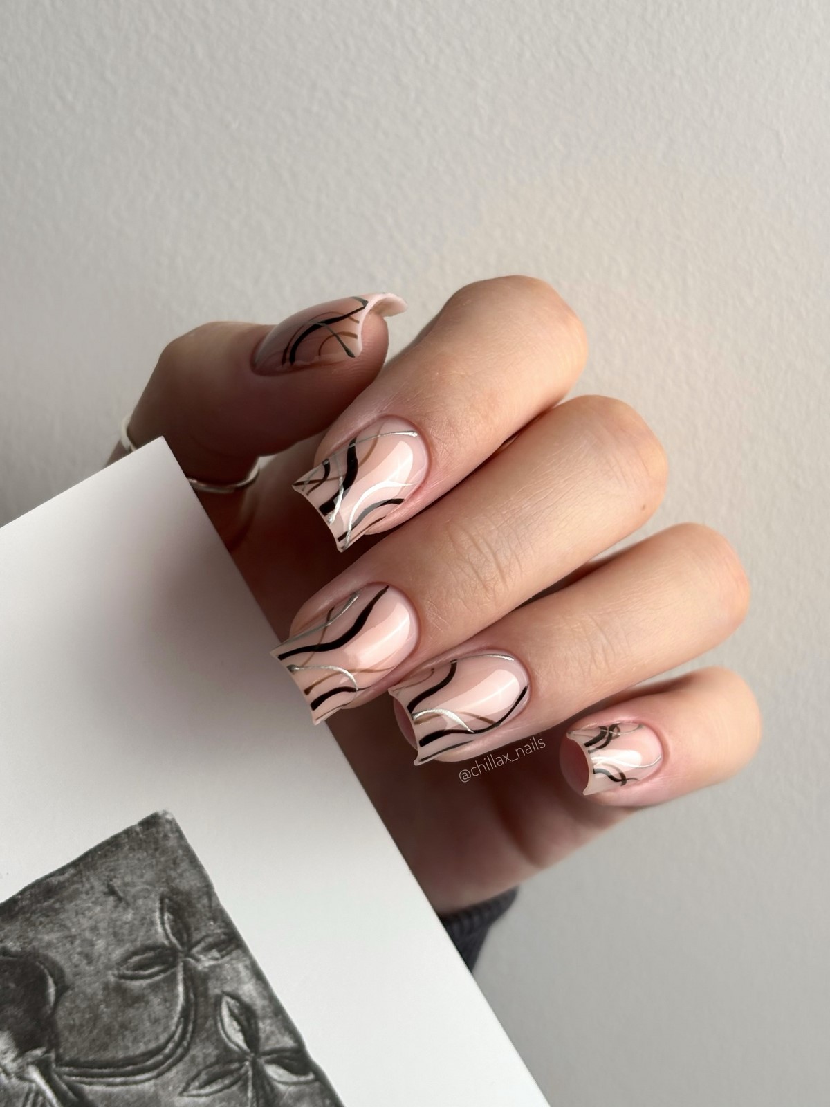 Деликатный маникюр: легкие дизайны без перегруза образа