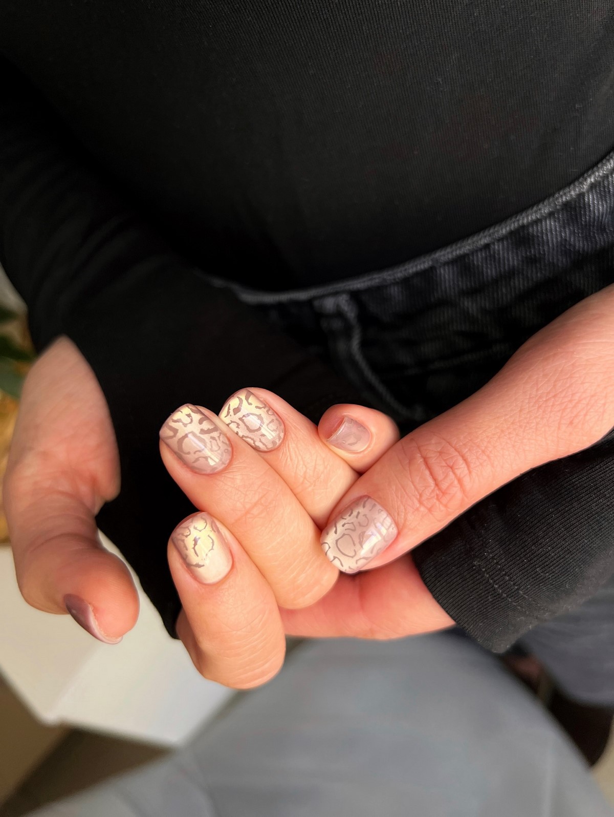 Деликатный маникюр: легкие дизайны без перегруза образа