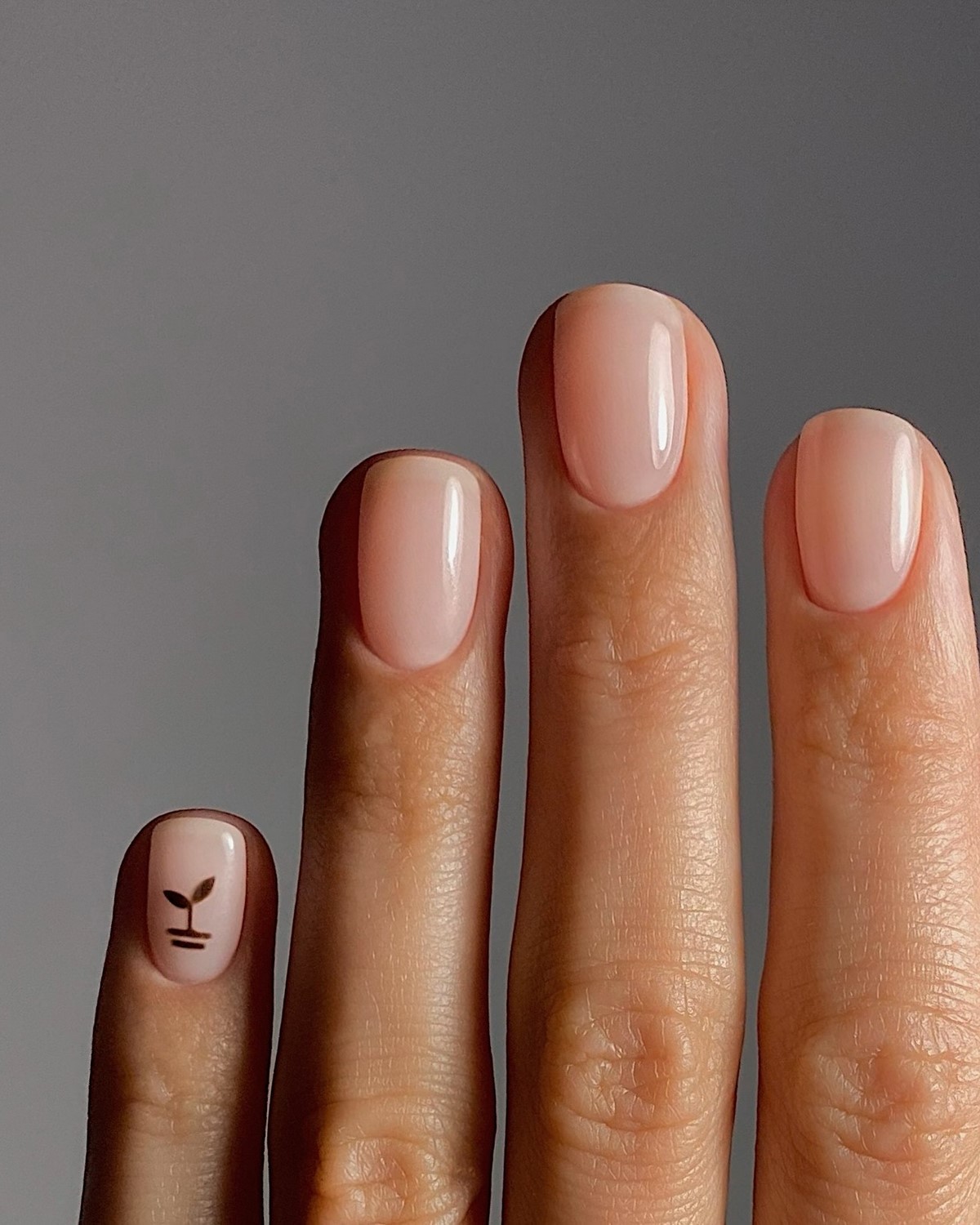 Деликатный маникюр: легкие дизайны без перегруза образа