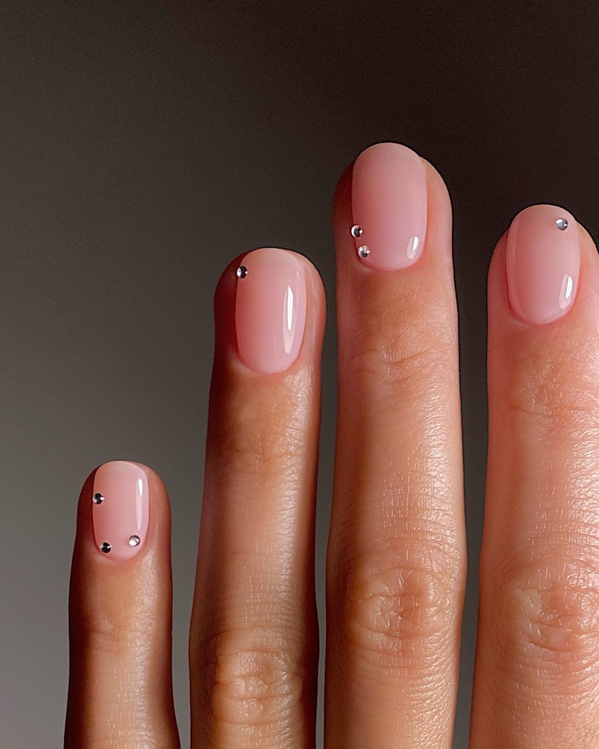 Деликатный маникюр: легкие дизайны без перегруза образа