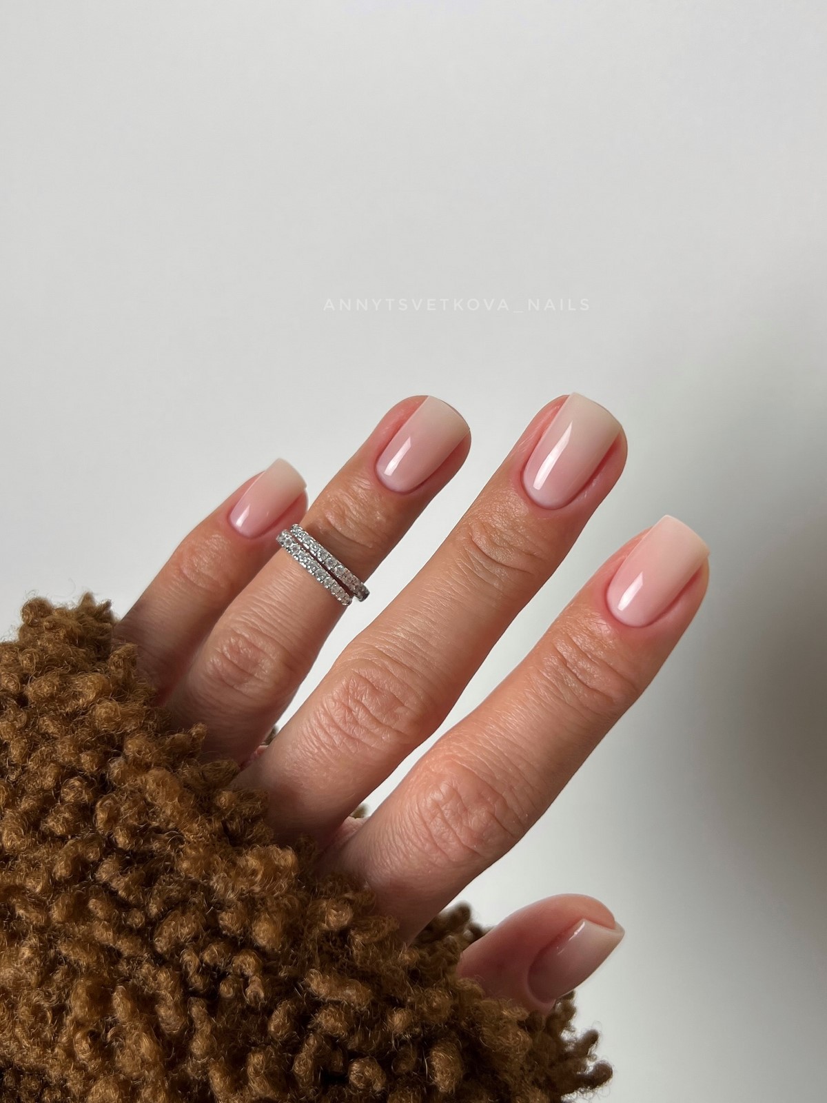 Деликатный маникюр: легкие дизайны без перегруза образа