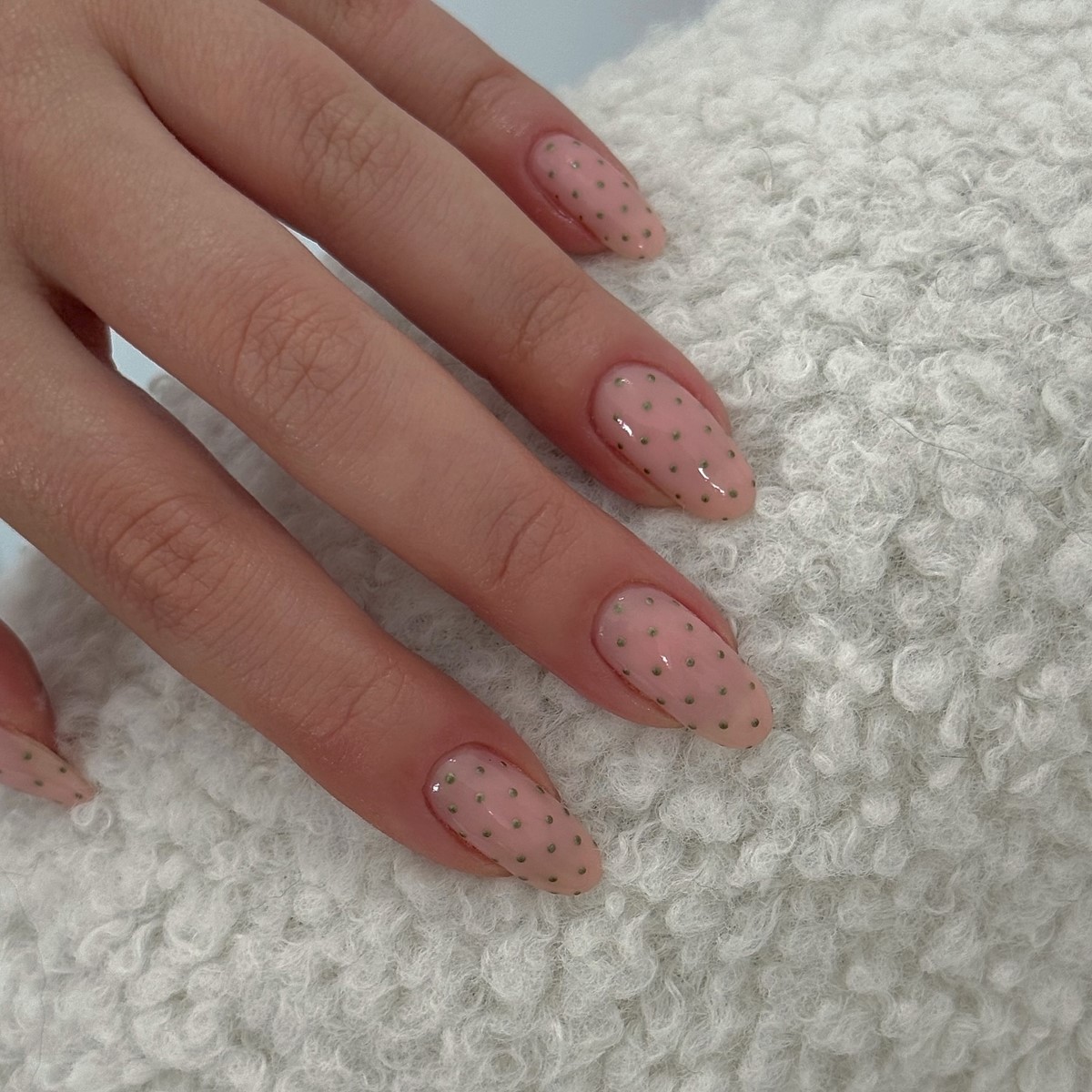 Деликатный маникюр: легкие дизайны без перегруза образа