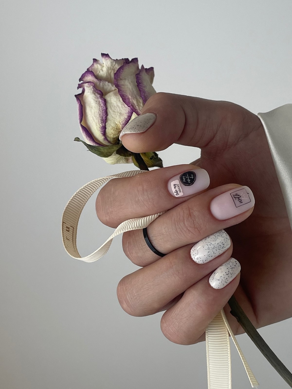 Деликатный маникюр: легкие дизайны без перегруза образа