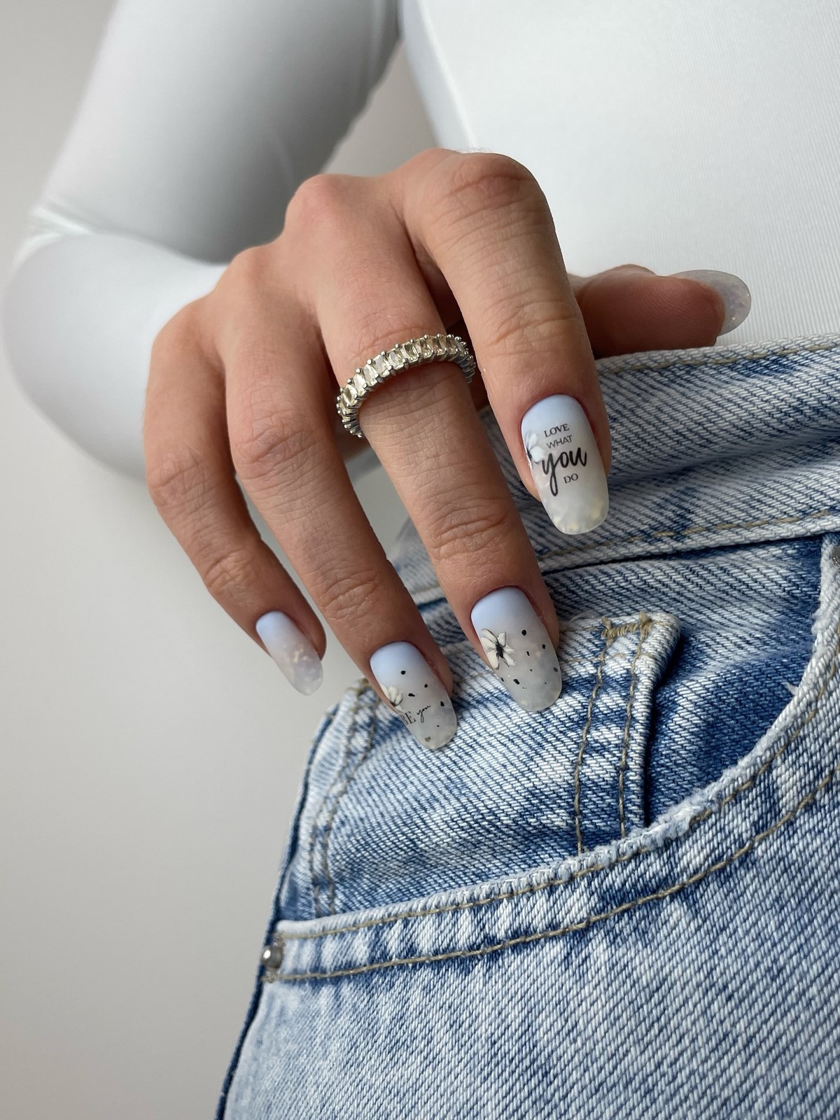 Деликатный маникюр: легкие дизайны без перегруза образа