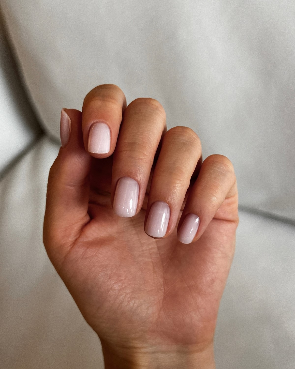 Деликатный маникюр: легкие дизайны без перегруза образа