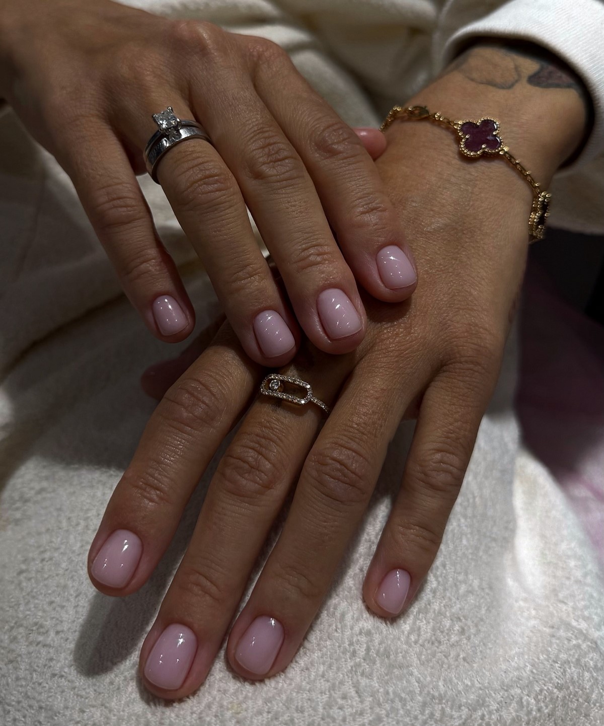 Розовая полупрозрачная база: маникюр «свои ногти, только лучше»