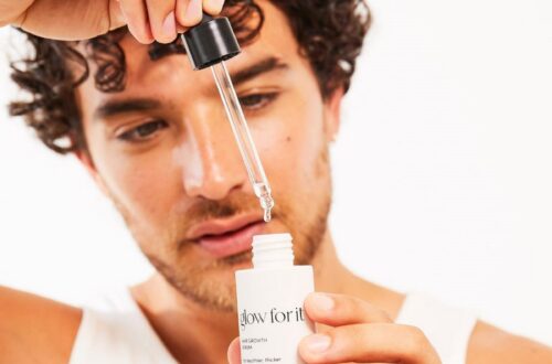 Ухоженная кожа без суеты: мужской минимум, который работает 7 Молодой человек с сывороткой в руках