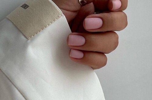Матовый маникюр в нюдовом цвете на короткие ногти