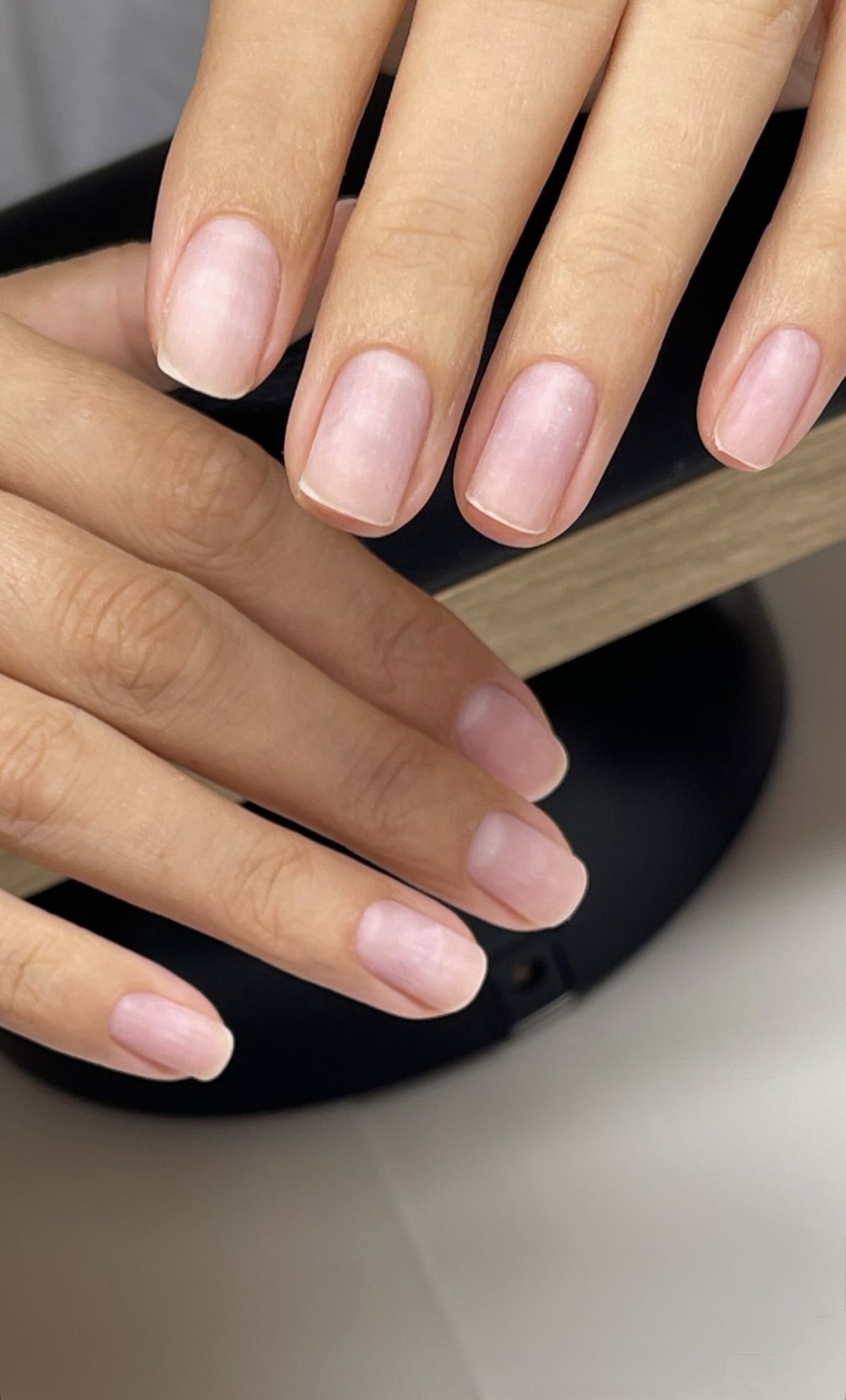 Почему маникюр быстро теряет вид: 6 частых причин, о которых молчат мастера