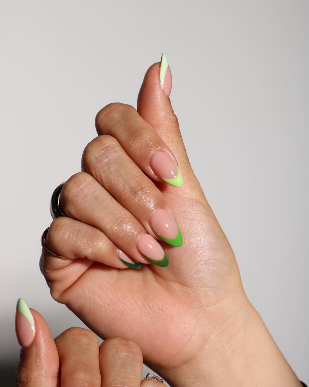 Френч на весну 2026: аккуратный маникюр, который носят чаще всего