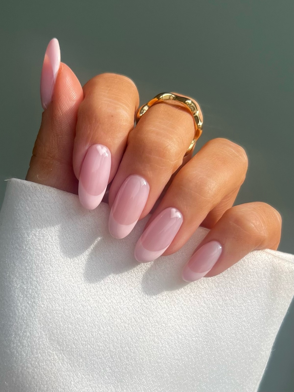 Френч на весну 2026: аккуратный маникюр, который носят чаще всего